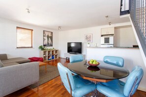 TV, offices - Suffolk Villa located opposite the Esplanade (Fremantle)