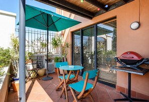 Outdoor dining - Suffolk Villa located opposite the Esplanade (Fremantle)