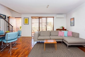 TV, offices - Suffolk Villa located opposite the Esplanade (Fremantle)