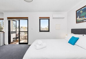 1 bedroom, iron/ironing board, travel cot, free WiFi - Suffolk Villa located opposite the Esplanade (Fremantle)