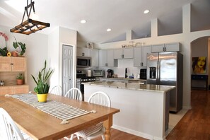 Dining - SF Artisan`s Retreat - Poolside Paradise near Disney (Clermont)