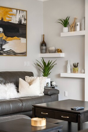 TV connectée, cheminée, espaces bureaux