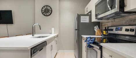 Microonde, forno, piano cottura, lavastoviglie