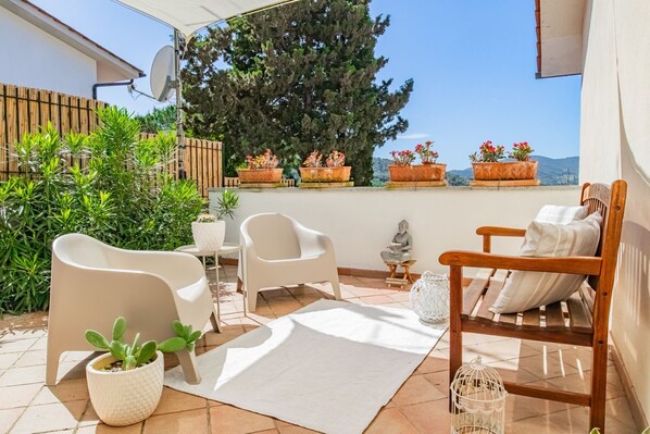 Terrace/patio - Casa Oleandro offers a relaxing vacation nestled in the Elban hills. (Portoferraio)