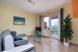 Leilighet, 1 soverom, balkong, utsikt mot innsjø | Oppholdsrom | En 24-tommers smart-TV med Parabol-TV