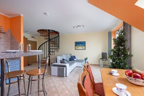 En 24-tommers smart-TV med Parabol-TV