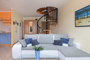 Leilighet, 1 soverom, balkong, utsikt mot innsjø | Oppholdsrom | En 24-tommers smart-TV med Parabol-TV