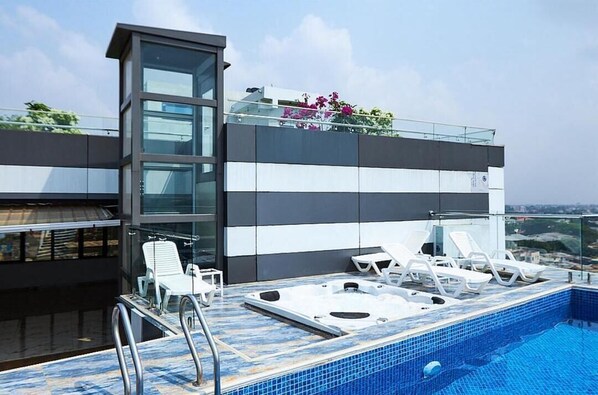 Outdoor spa tub - Fully Furnished 1 Bedroom Apartment @ East Legon, Accra (Accra)