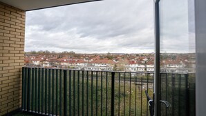 A balcony with a view of houses and a cloudy sky. - Charming 1-bed Apartment in London (London)