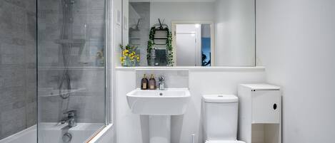 Departamento | Baño | Regadera y toallas