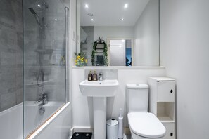 Apartment | Bathroom | Shower, towels - Charming 1-bed Apartment in London (London)