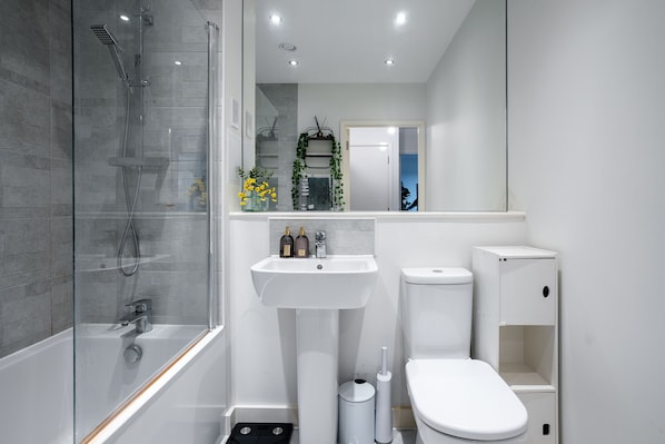 Departamento | Baño | Regadera y toallas