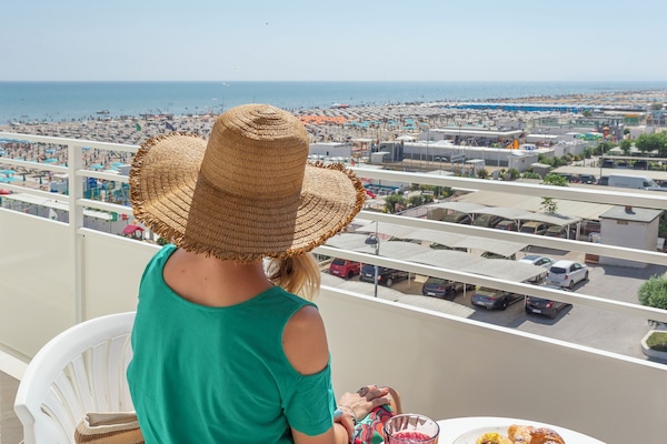 Deluxe Single Room | Minibar, in-room safe, desk, soundproofing