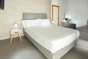 Suite junior | Minibar, caja de seguridad en la habitación y escritorio 
