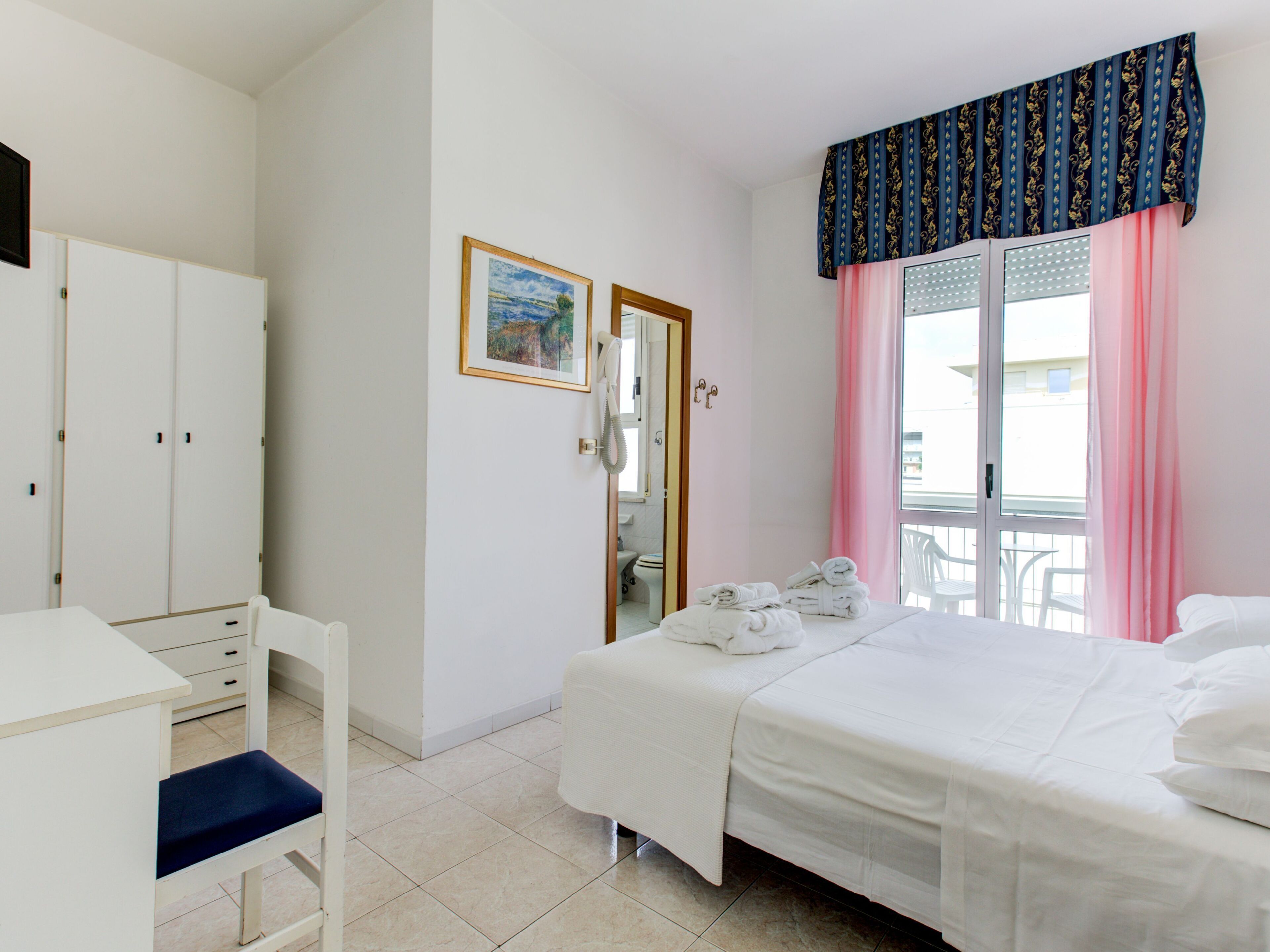 Standaard tweepersoonskamer | Een minibar, een kluis op de kamer, een bureau, geluiddichte muren