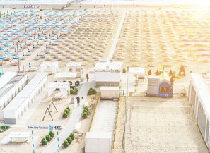 En la playa, playa de arena negra y 2 bares en la playa