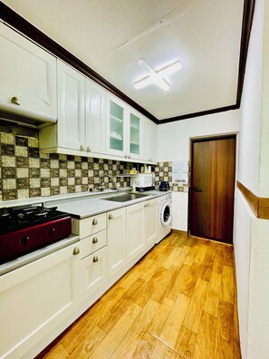 Réfrigérateur, four, bouilloire électrique