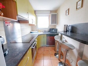 Microwave, oven, stovetop, dishwasher - Bel Appartement à 10 min à Pied du RER E (Rosny-sous-Bois)