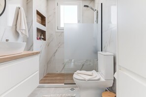 Dusche, Haartrockner, Handtücher, Seife