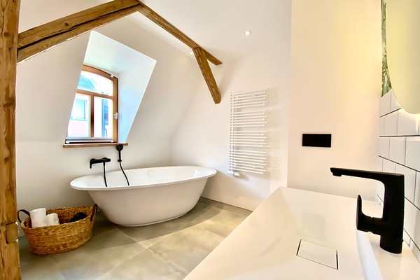 En-suite Bad mit Design-Wanne