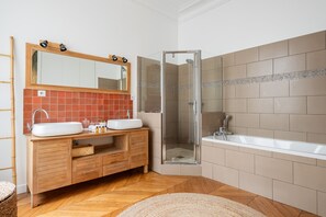Dusche, Haartrockner, HandtĂŒcher