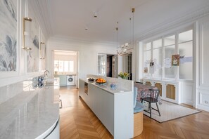 Fridge, microwave, oven, stovetop - Enlightened Elegance, by Veeve (Paris)