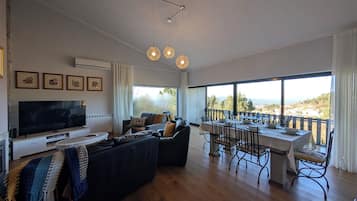 Smart TV, lareira, console de videogame, pebolim