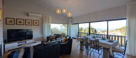 Smart-TV, Kamin, Videospielkonsole, Tischfußball