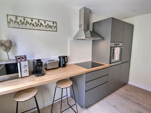 Køleskab, mikrobølgeovn, ovn, kogeplade