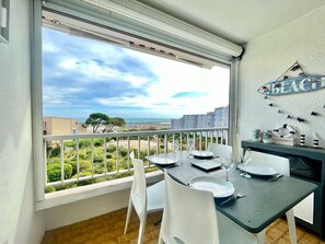 Dining - Seafront Apartment in Sète for 2 with Parking, WiFi, and Stunning Views (Sète)