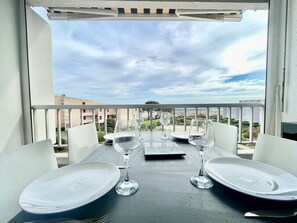 Outdoor dining - Seafront Apartment in Sète for 2 with Parking, WiFi, and Stunning Views (Sète)
