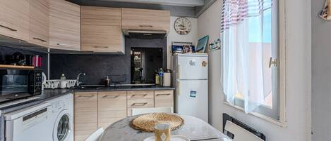 Kühlschrank, Mikrowelle, Herdplatte, Geschirrspüler