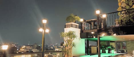 Alberca techada y alberca al aire libre