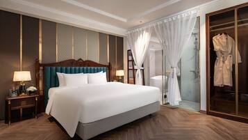 Signature Grand Suite & Terrace | Premium bedding, in-room safe, laptop workspace, blackout drapes