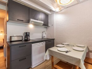 Kühlschrank, Mikrowelle, Ofen, Geschirrspüler
