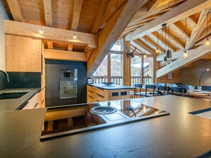 Fridge, microwave, oven, dishwasher - Luxury Chalet with Spacious Interiors, Fireplace, Sauna, and Mountain Atmosphere (Val-d'Isère)