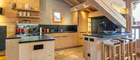 Réfrigérateur, four à micro-ondes, un four, lave-vaisselle