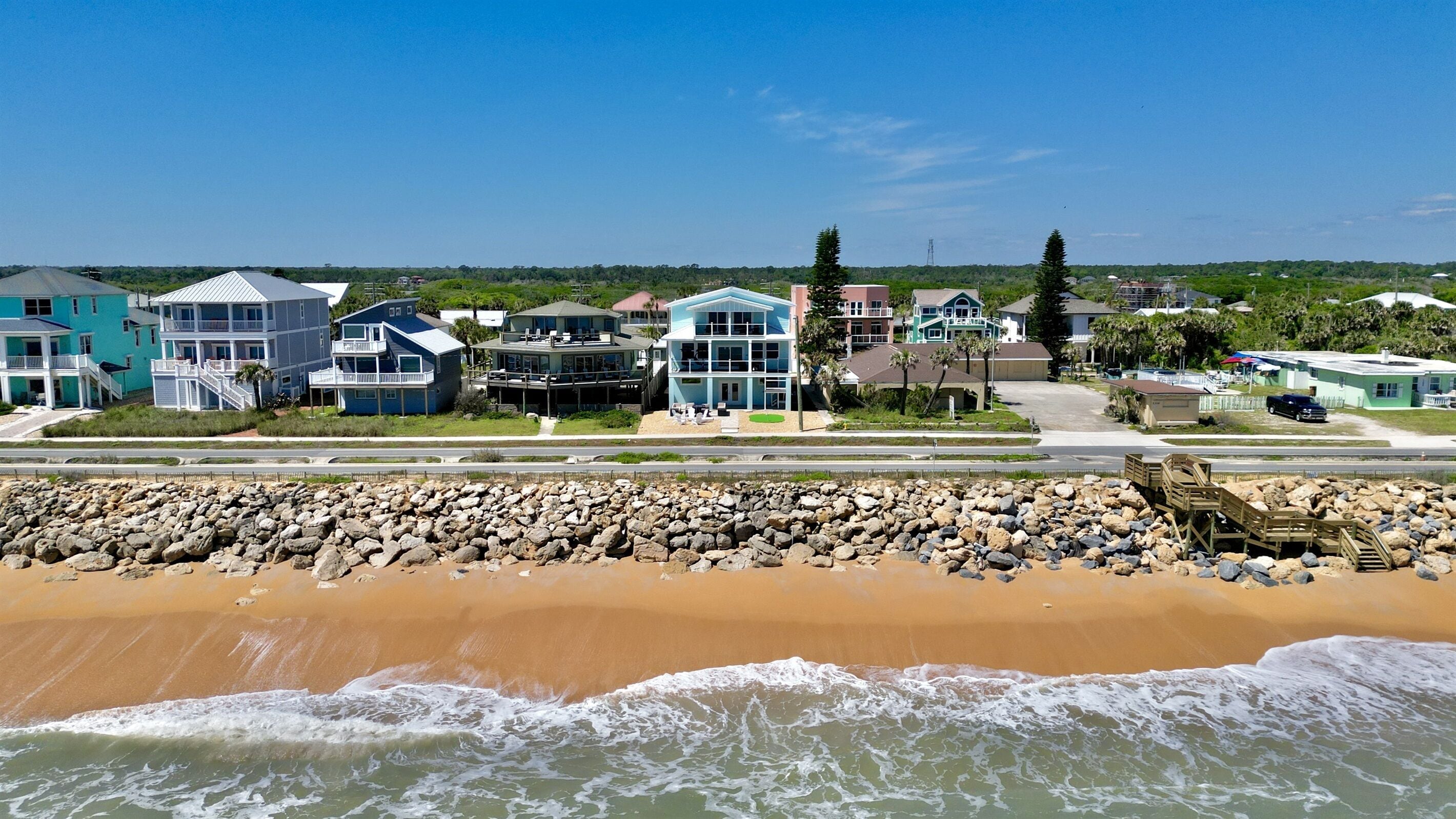 Una zona residencial costera con casas a lo largo de la playa.