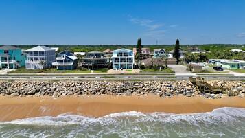 Una zona residencial costera con casas a lo largo de la playa.