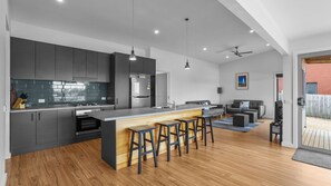 Kühlschrank, Mikrowelle, Ofen, Herdplatte