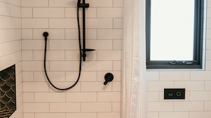 Shower, hair dryer - Kalypso - Overlooking Southern Ocean (Port Fairy)