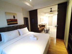 Down duvets, pillow-top beds, iron/ironing board, free WiFi - Taragon Time Service Apartment  (Kuala Lumpur)