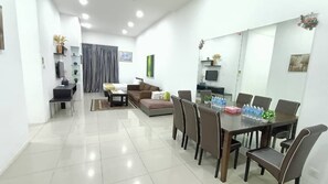 Down duvets, pillow-top beds, iron/ironing board, free WiFi - Taragon Time Service Apartment  (Kuala Lumpur)
