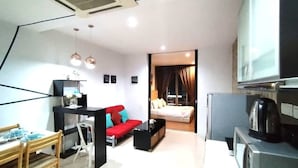 Down comforters, pillowtop beds, iron/ironing board, WiFi (free) - Taragon Time Service Apartment  (Kuala Lumpur)