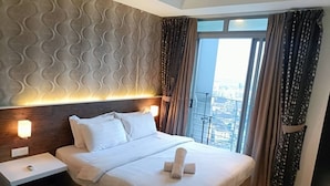 Down comforters, pillowtop beds, iron/ironing board, WiFi (free) - Taragon Time Service Apartment  (Kuala Lumpur)