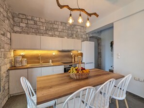 Fridge, oven, coffee/tea maker, electric kettle