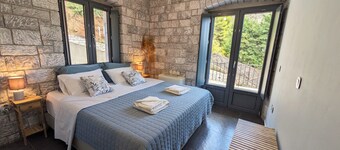 Mad Wall Apartment . A breathtaking gem in the Peloponnese! 