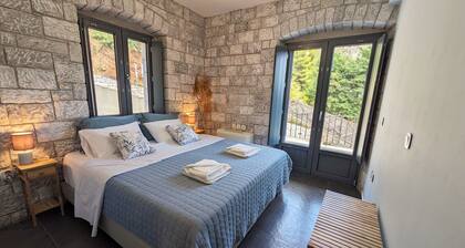 Mad Wall Apartment . A breathtaking gem in the Peloponnese!