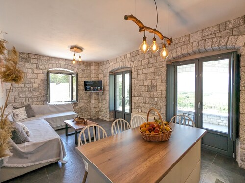Mad Wall Apartment . A breathtaking gem in the Peloponnese! 