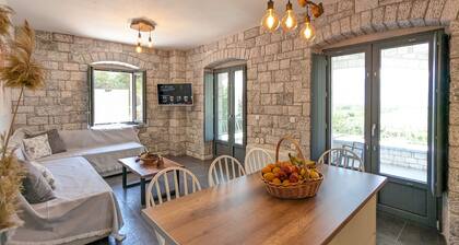 Mad Wall Apartment . A breathtaking gem in the Peloponnese!